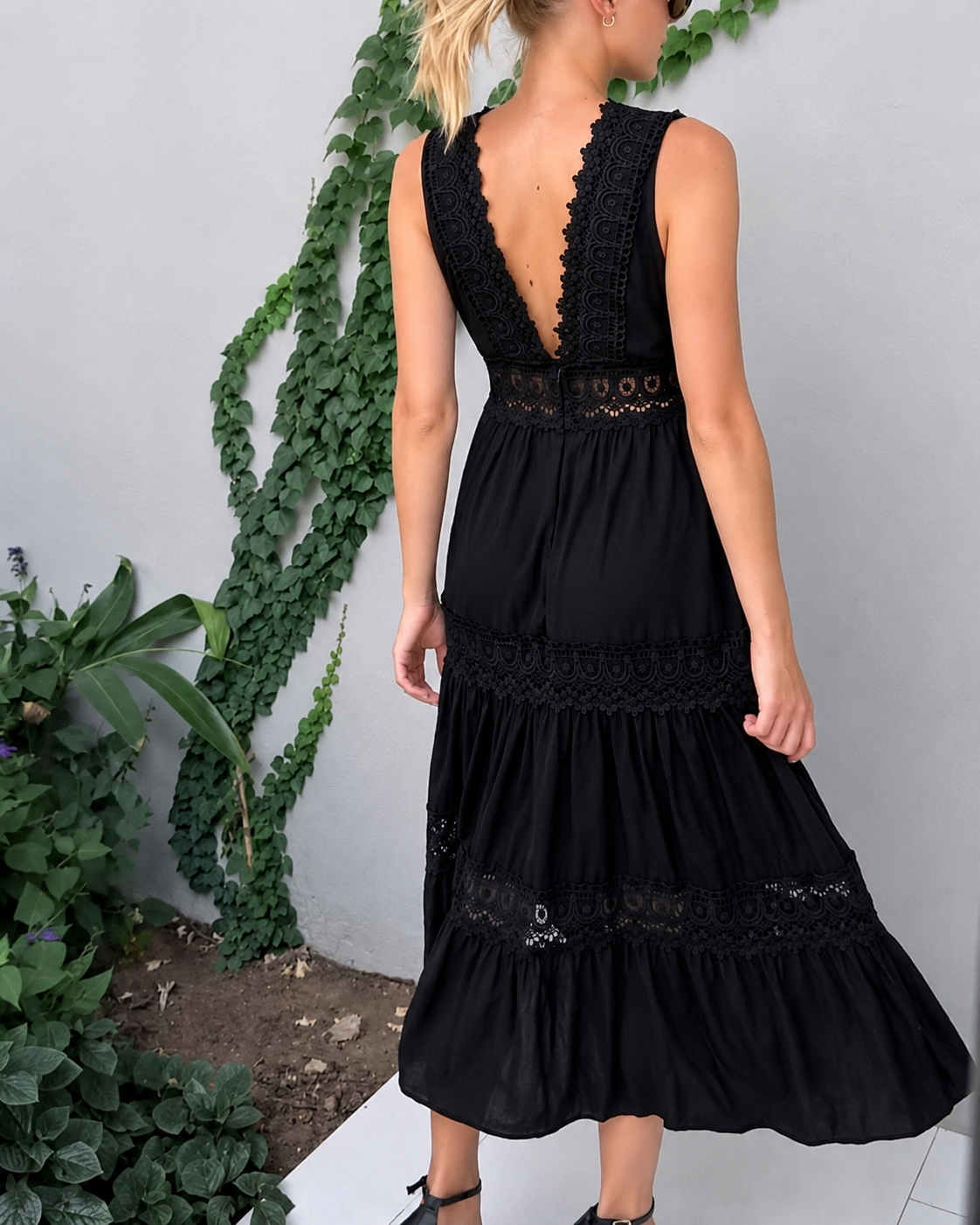 Shaquira - Elegantní šaty s výstřihem do V
