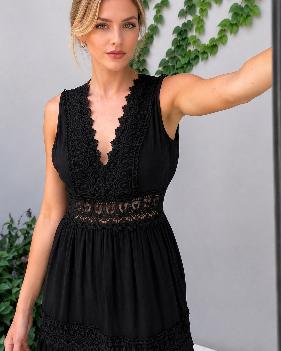 Shaquira - Elegantní šaty s výstřihem do V