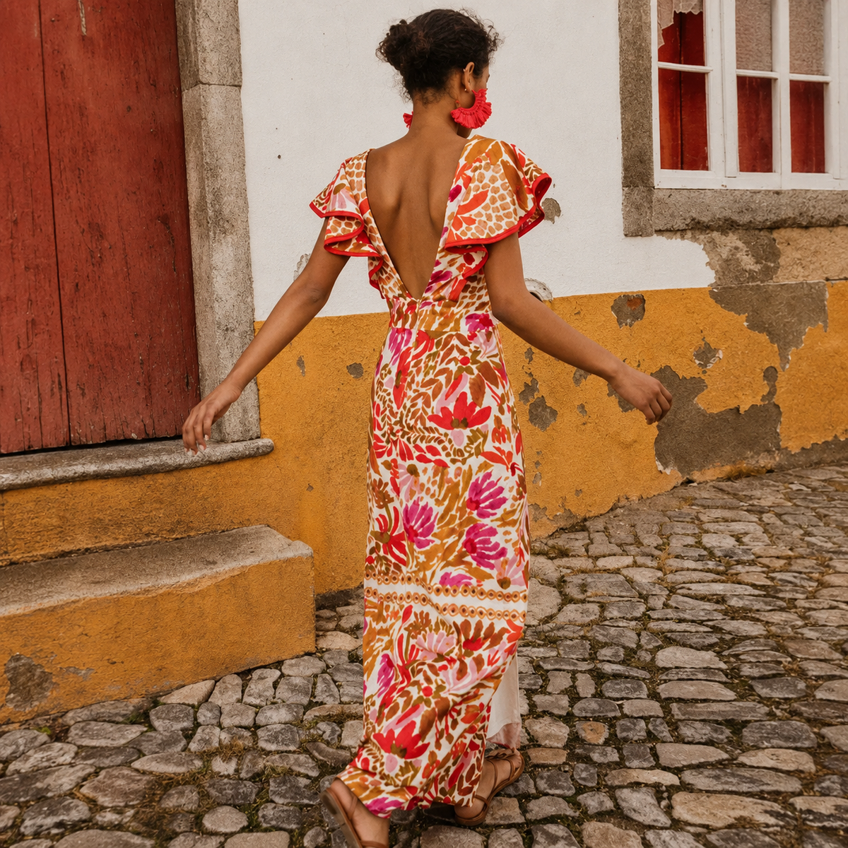 Rhian - Stylové přiléhavé šaty bez zad
