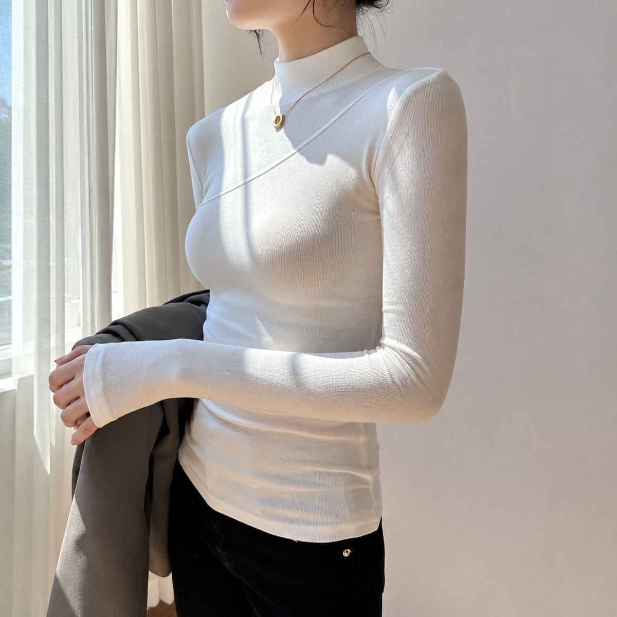 Dámské dlouhé tričko s mock neck a asymetrickým designem úzký střih
