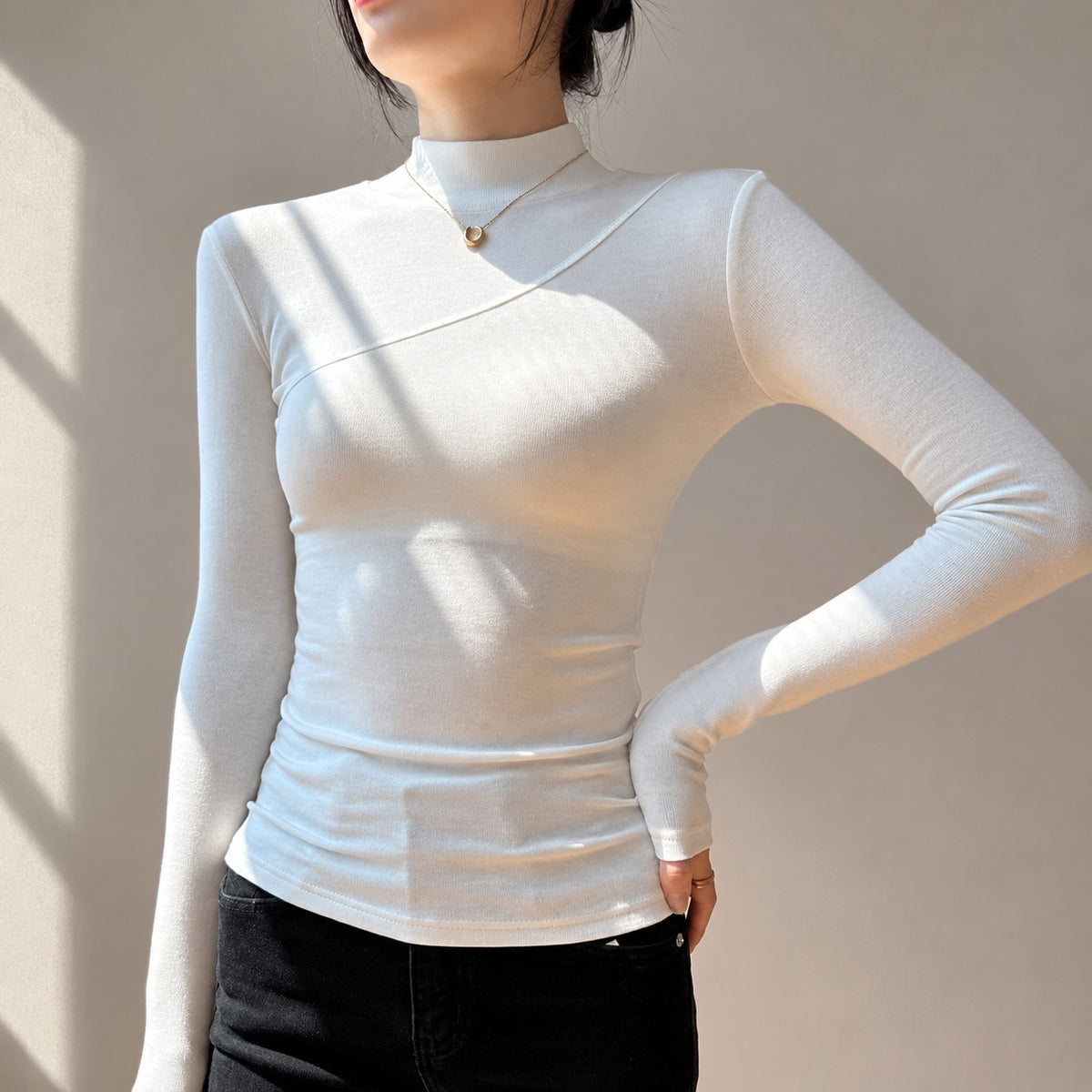 Dámské dlouhé tričko s mock neck a asymetrickým designem úzký střih