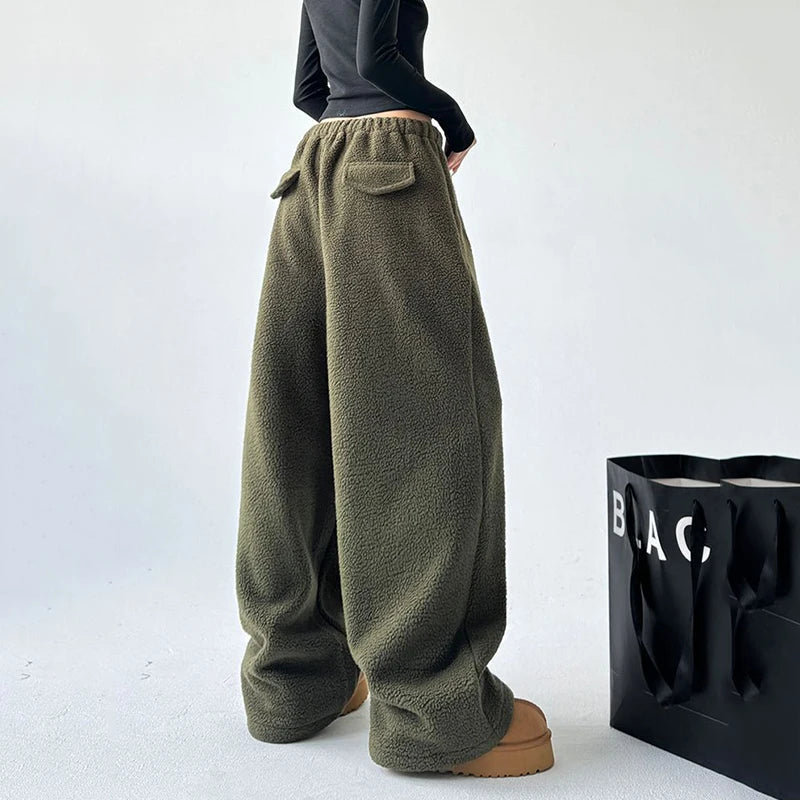 Dámské široké tepláky s oversized střihem, šňůrkou v pase a kapsami