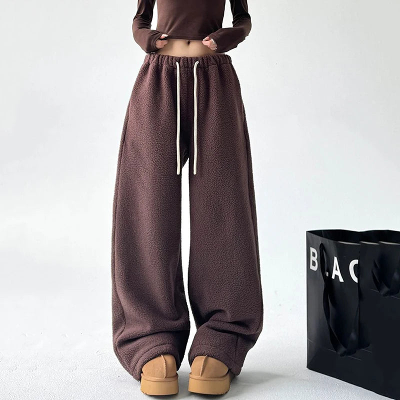 Dámské široké tepláky s oversized střihem, šňůrkou v pase a kapsami