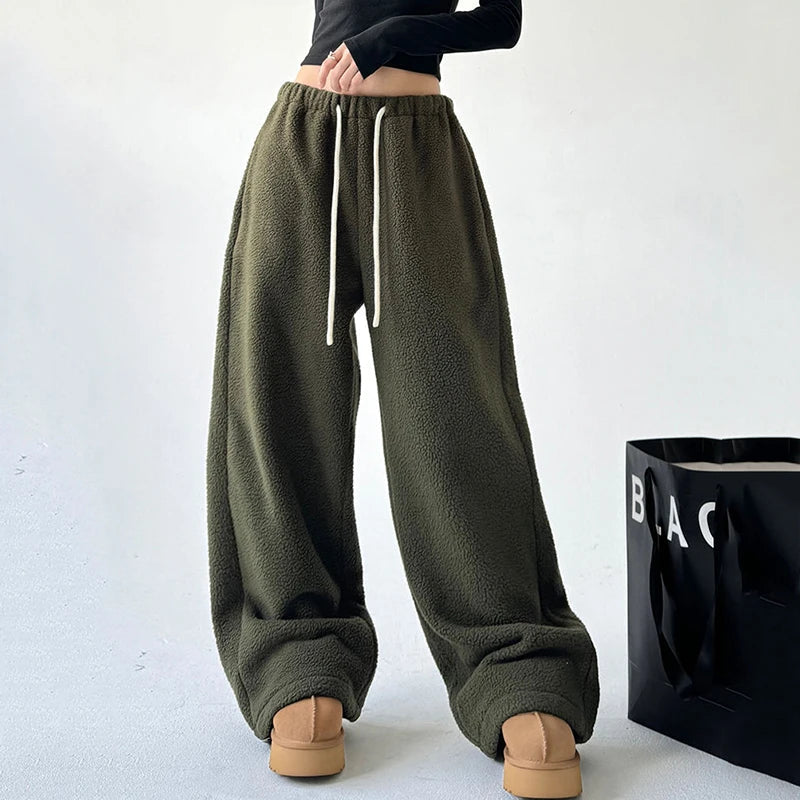 Dámské široké tepláky s oversized střihem, šňůrkou v pase a kapsami