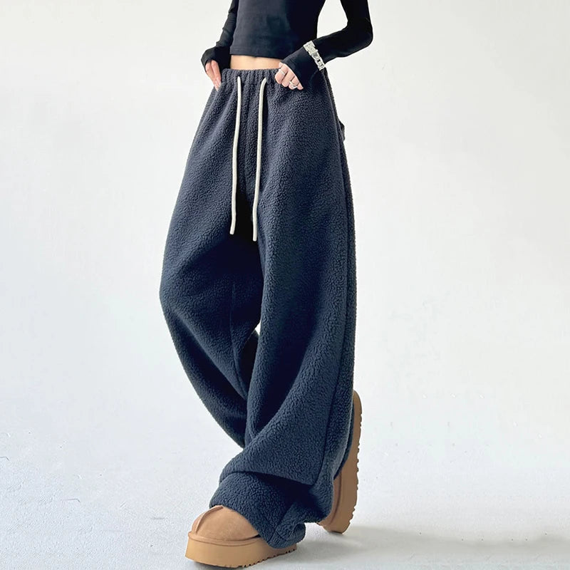 Dámské široké tepláky s oversized střihem, šňůrkou v pase a kapsami