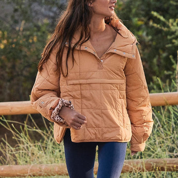 Dámská puffer bunda s kapucí, zapínáním na knoflíky a lehkým prošíváním