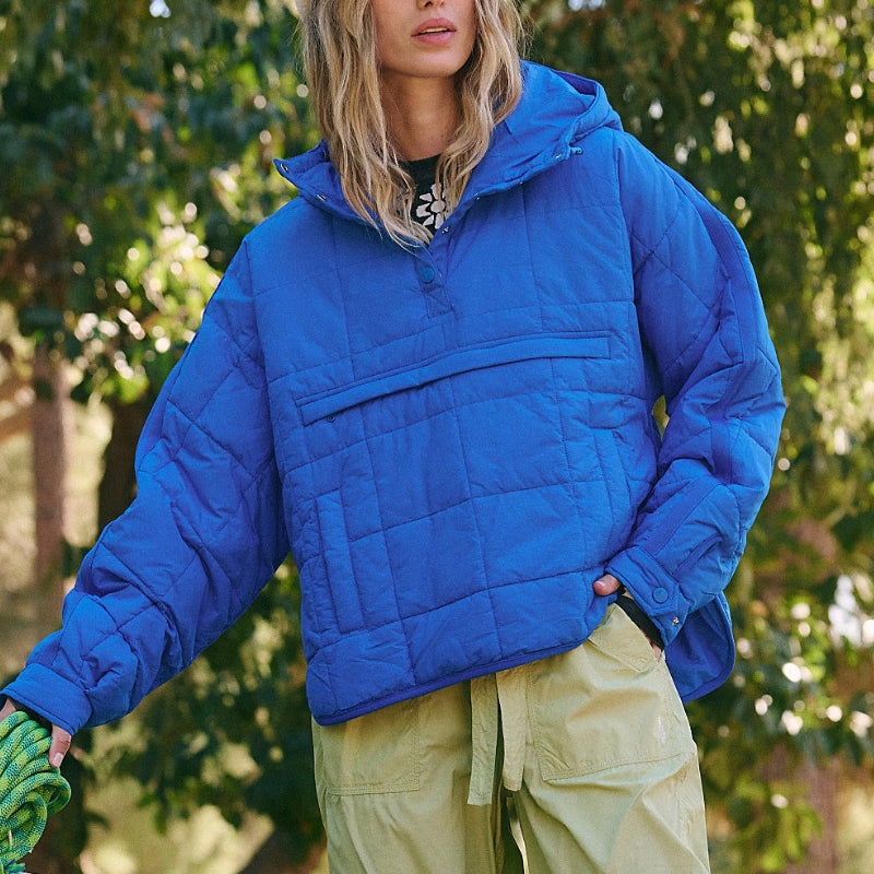 Dámská puffer bunda s kapucí, zapínáním na knoflíky a lehkým prošíváním