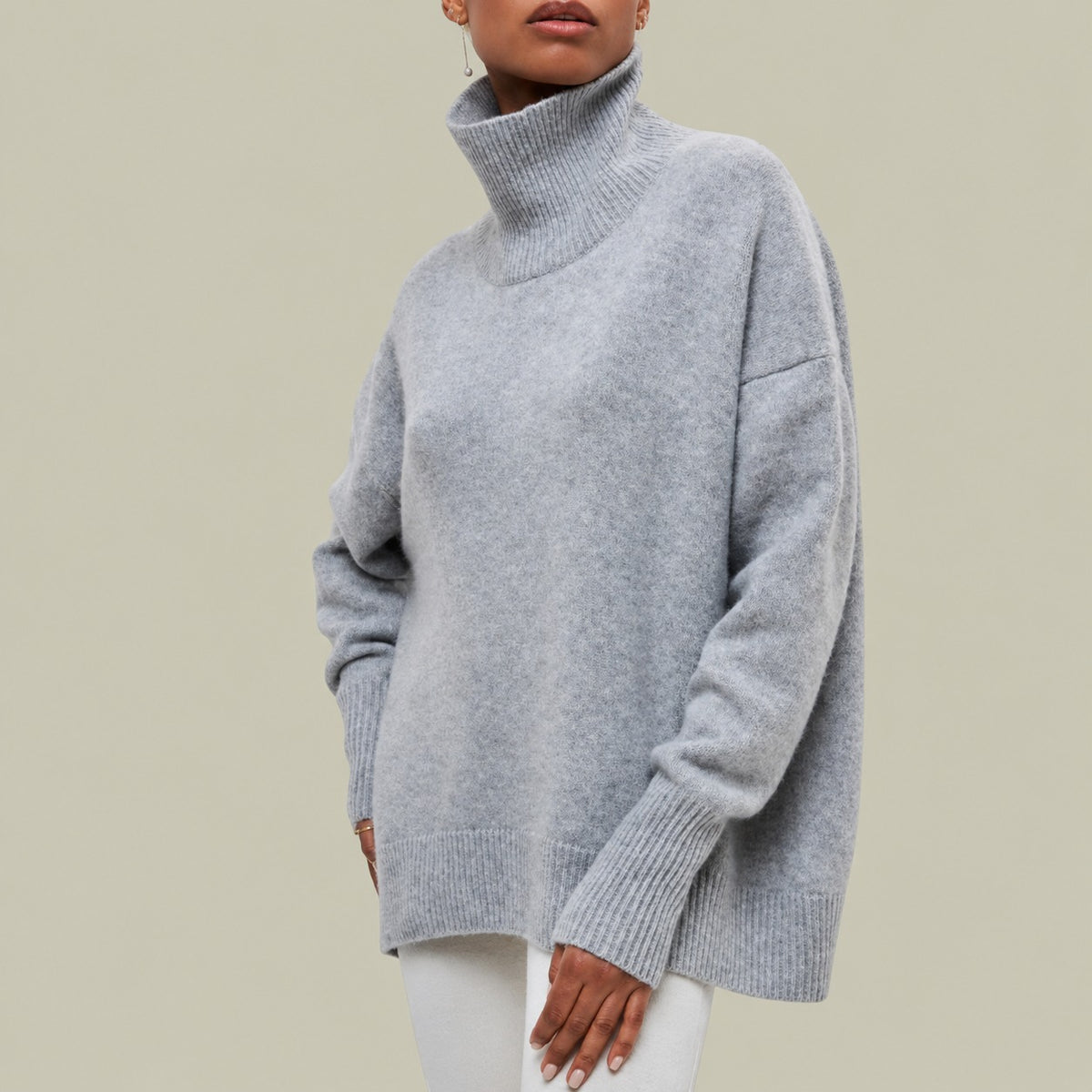 Dámský rolákový svetr s turtleneckem, volným střihem a dlouhým rukávem