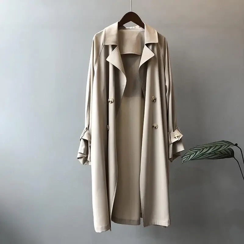 Dámský trench coat s dvojitým zapínáním a páskem na manžetách