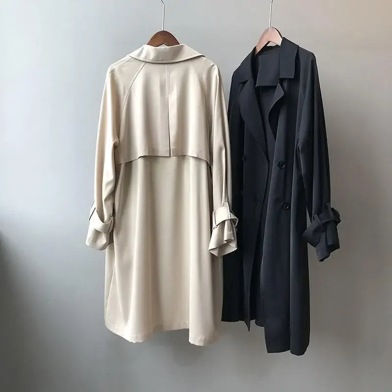 Dámský trench coat s dvojitým zapínáním a páskem na manžetách