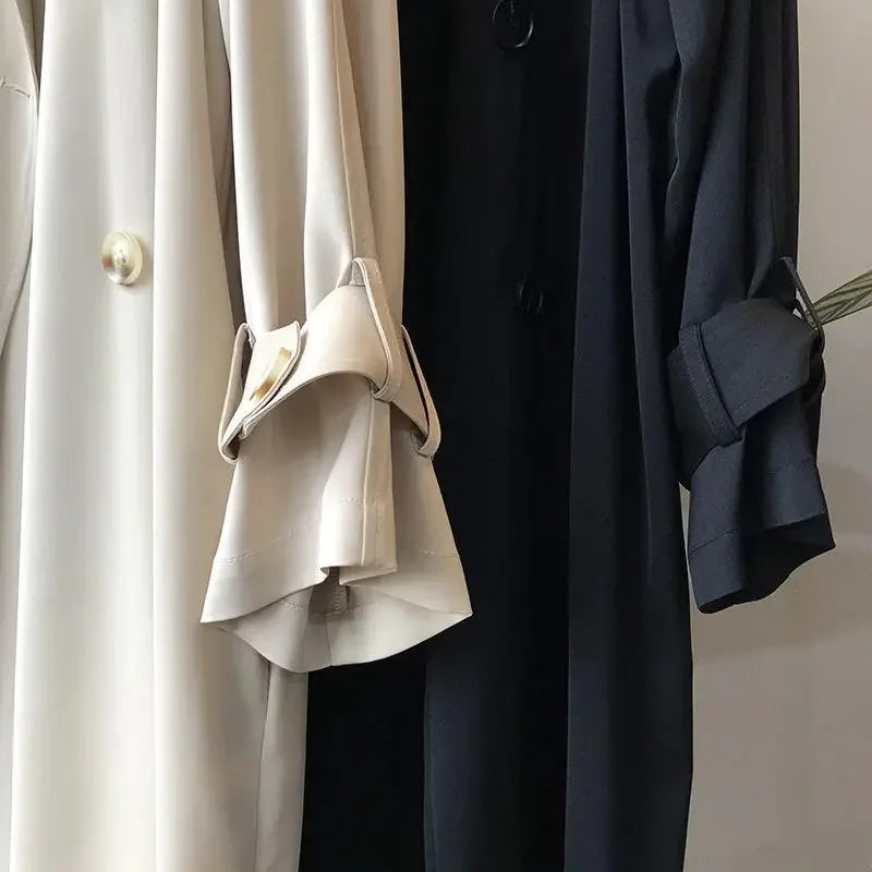 Dámský trench coat s dvojitým zapínáním a páskem na manžetách