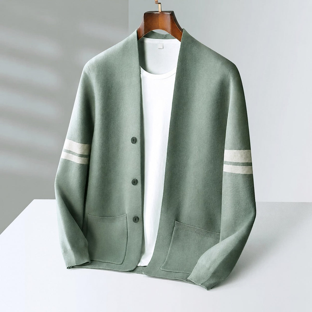Pánský cardigan s knoflíky, kontrastními pruhy a volným střihem
