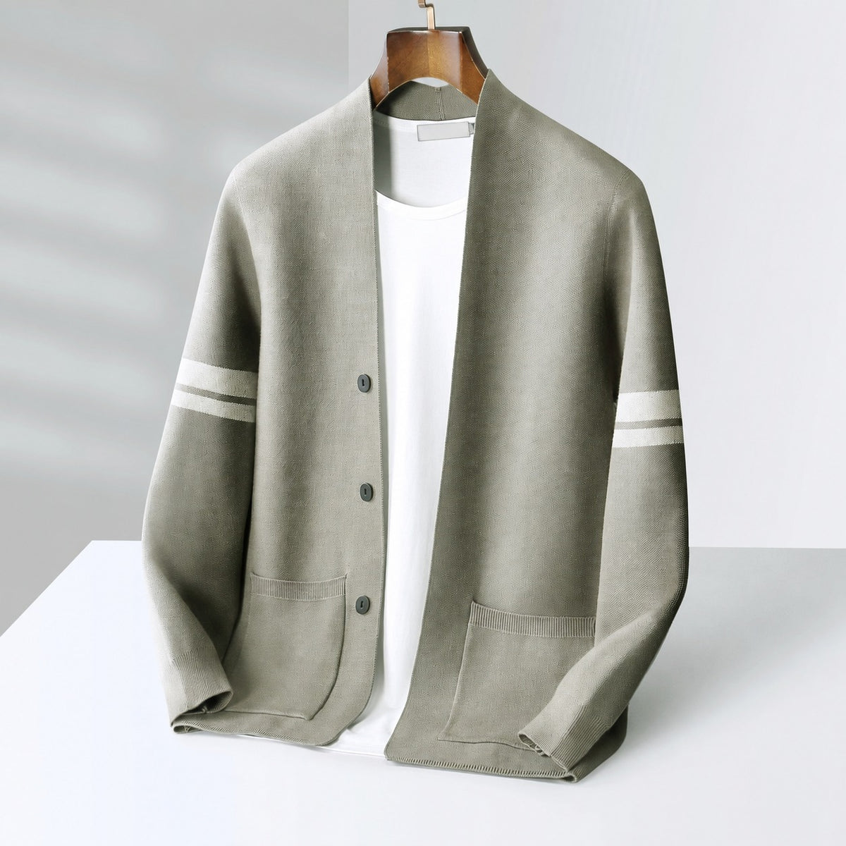 Pánský cardigan s knoflíky, kontrastními pruhy a volným střihem