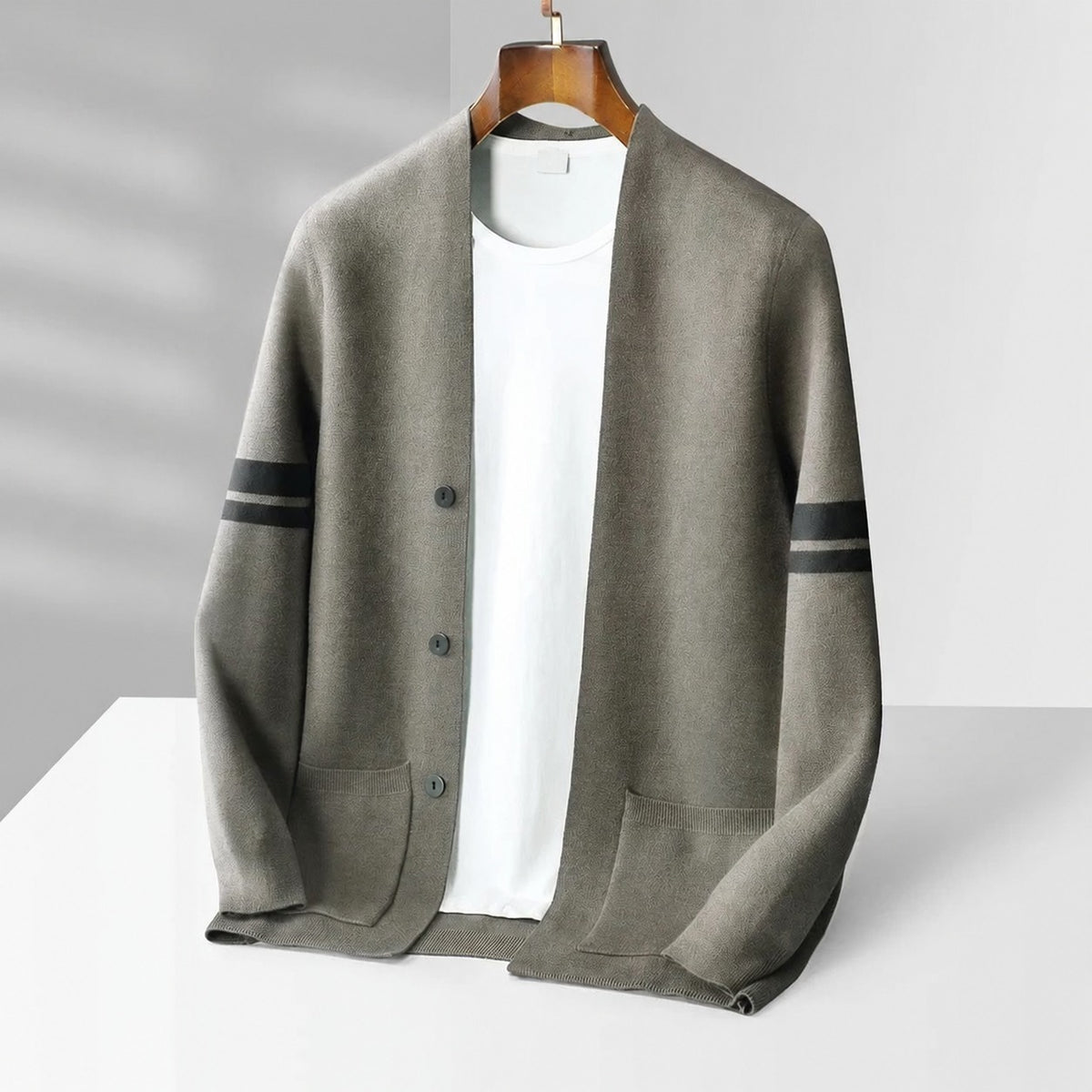 Pánský cardigan s knoflíky, kontrastními pruhy a volným střihem