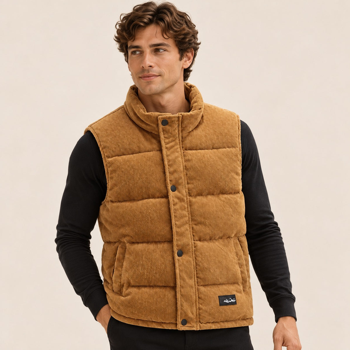 Pánská péřová vesta s vysokým límcem - volný outdoorový styl
