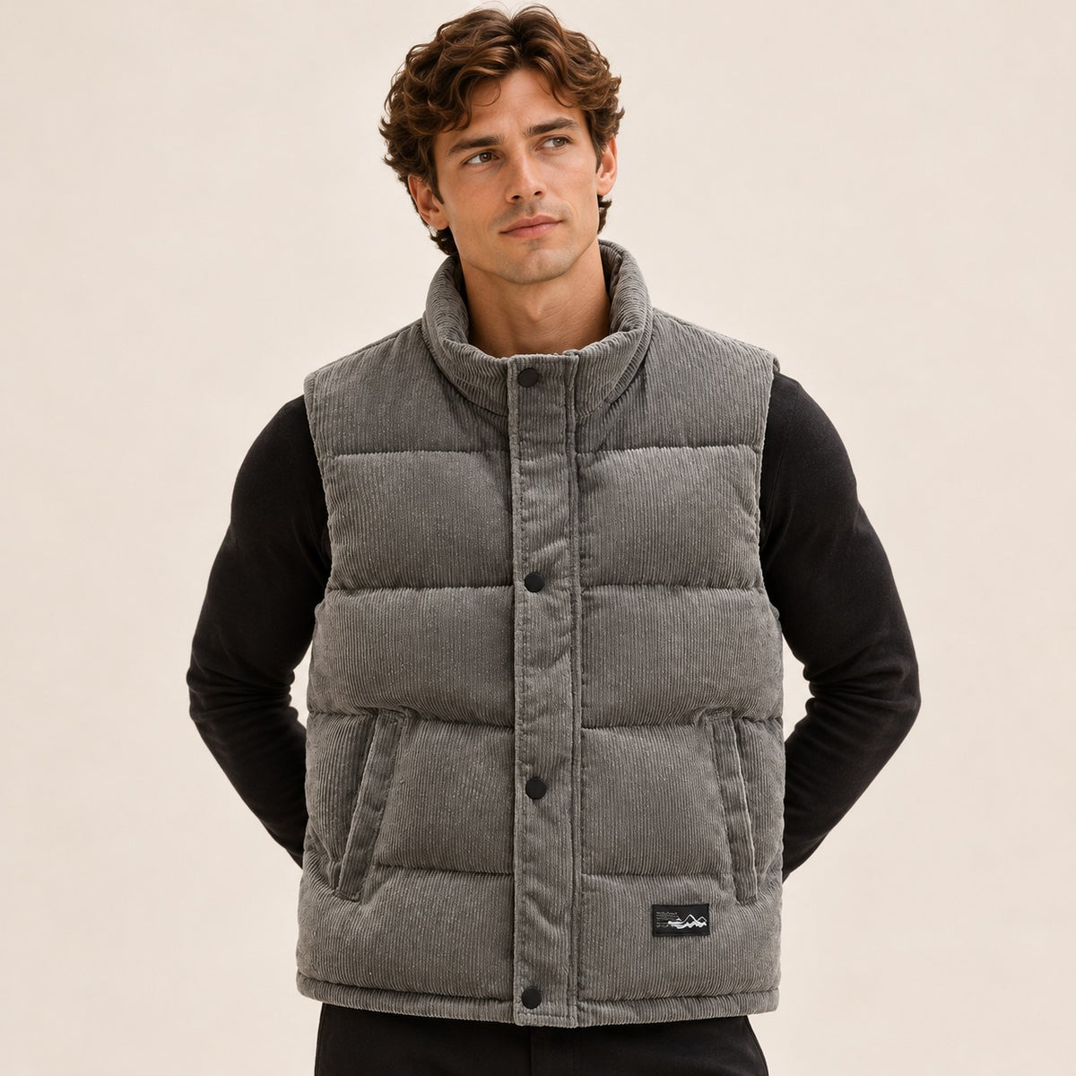Pánská péřová vesta s vysokým límcem - volný outdoorový styl