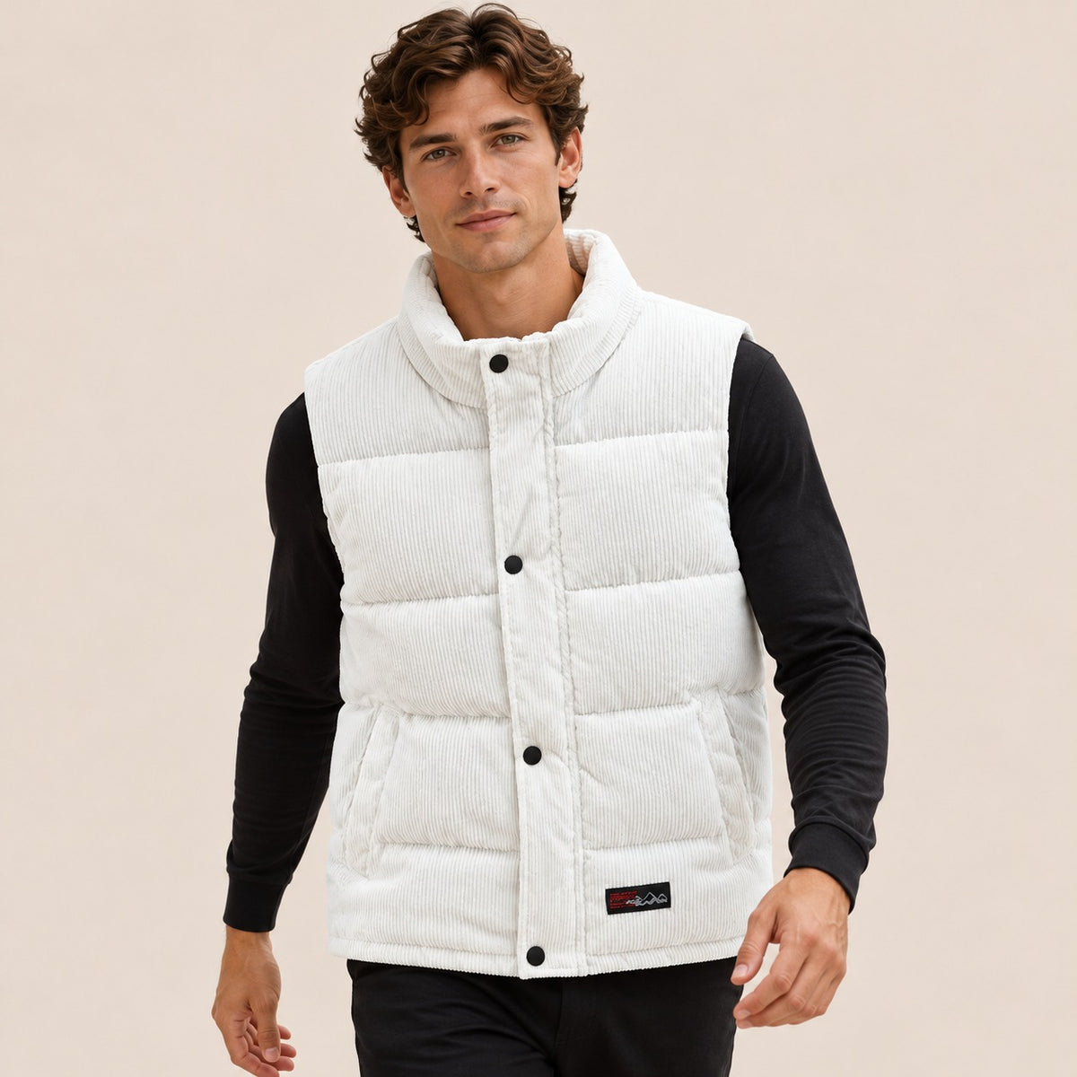 Pánská péřová vesta s vysokým límcem - volný outdoorový styl